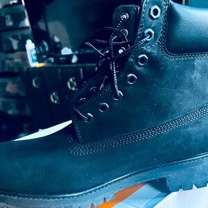 Black Timberland 
Size:7.5
Color:Black
Material:Suede